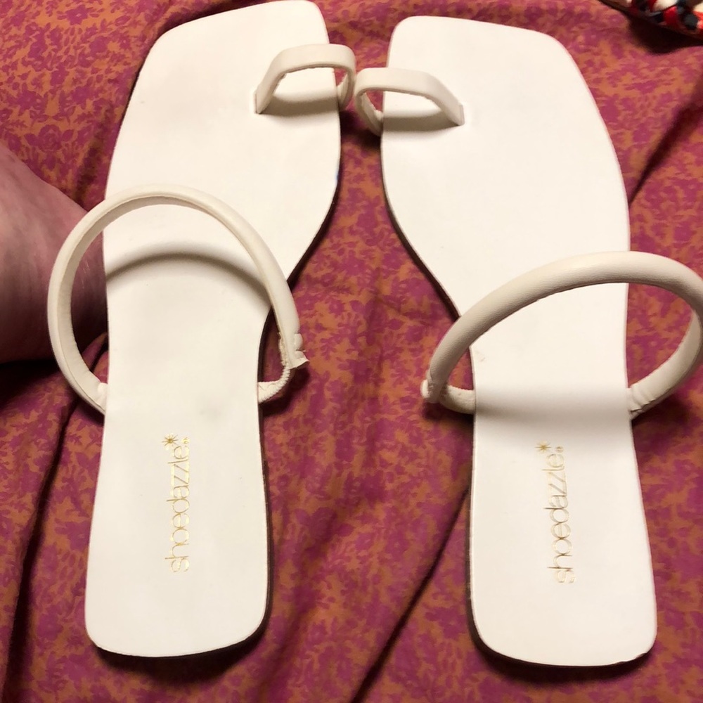 NWOT shoe dazzle White open toe flat sandals